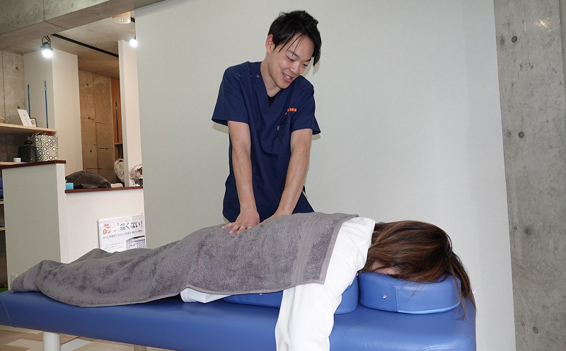 かみくら整骨院院長・神蔵の施術風景1