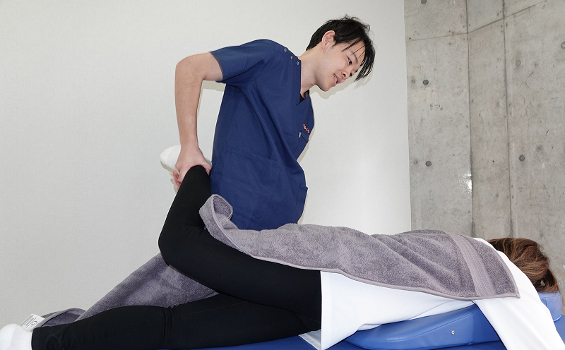 かみくら整骨院院長・神蔵の施術風景2