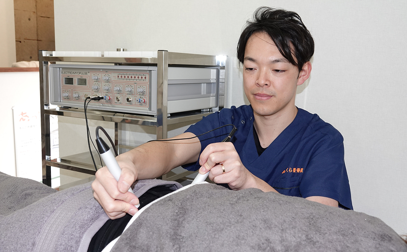 かみくら整骨院院長・神蔵の施術風景3