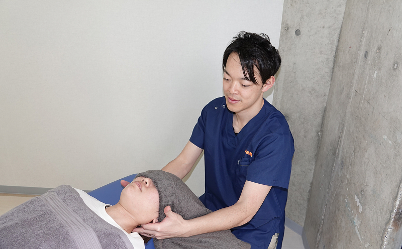 かみくら整骨院院長・神蔵の施術風景4